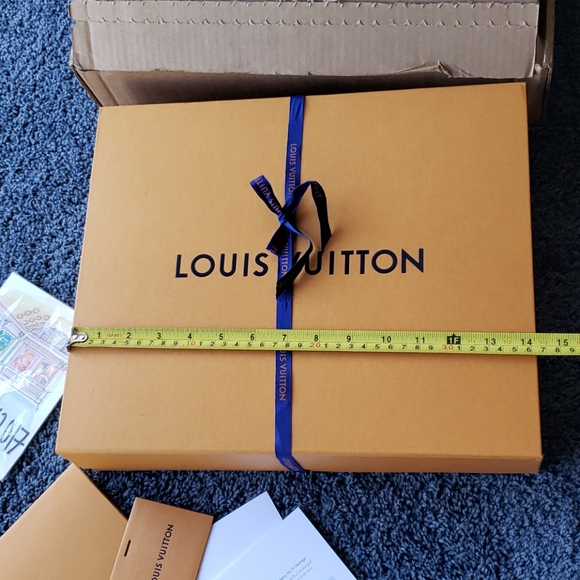 Louis Vuitton Gift Box and LV Ribbon - Picture 2 of 6